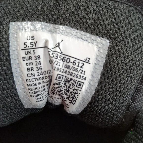 Nike Air Jordan 1 Low GS Bred Toe Black and Red Size 5.5 Youth - Picture 10 of 11